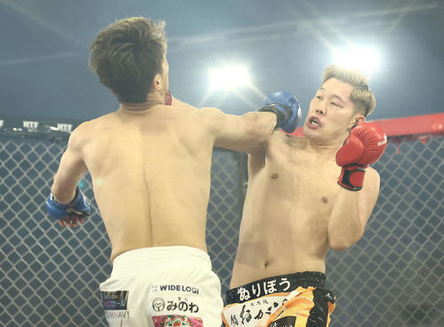 清水良太郎対ぬりぼう　清水良太郎（左）にパンチを見舞うぬりぼう（撮影・河田真司）