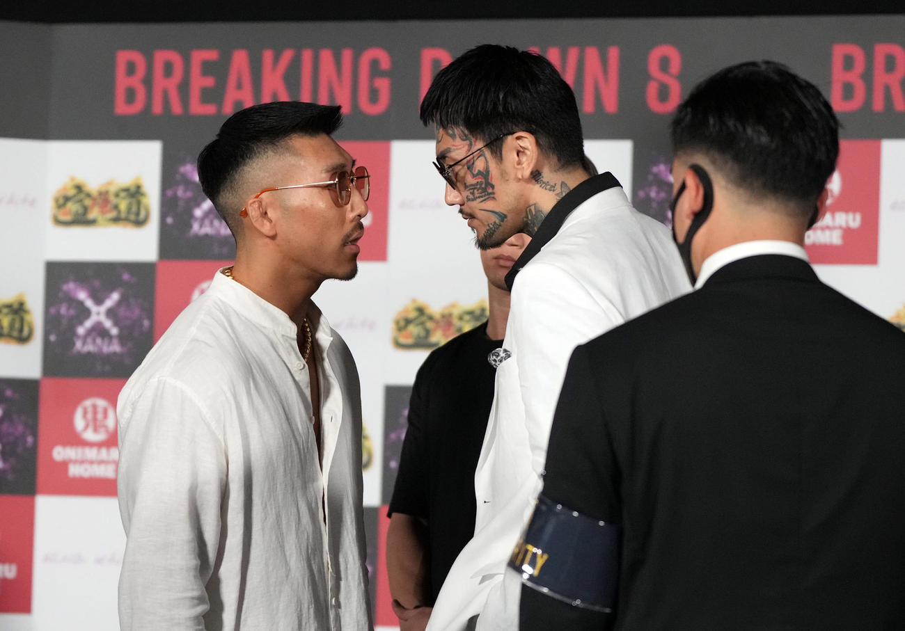 ブレイキングダウン8の前日会見でにらみ合うキム・アムゲ（左）と瓜田（撮影・狩俣裕三）