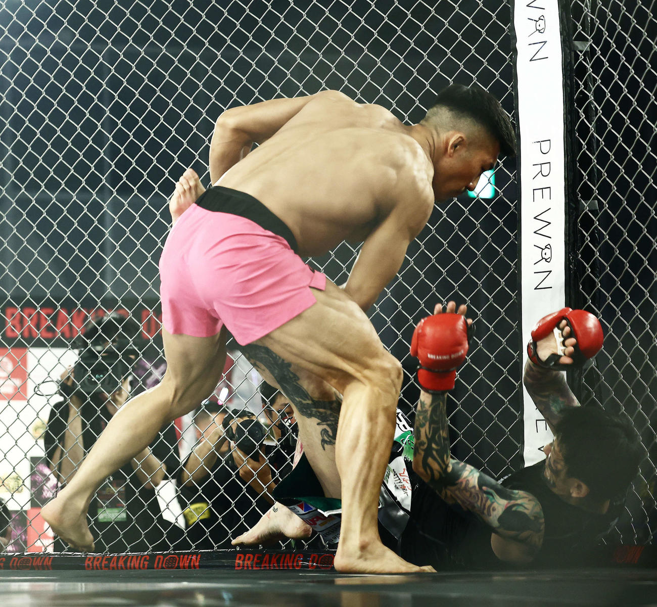 キム・アムゲ（左）の攻めに耐える瓜田純士（撮影・河田真司）