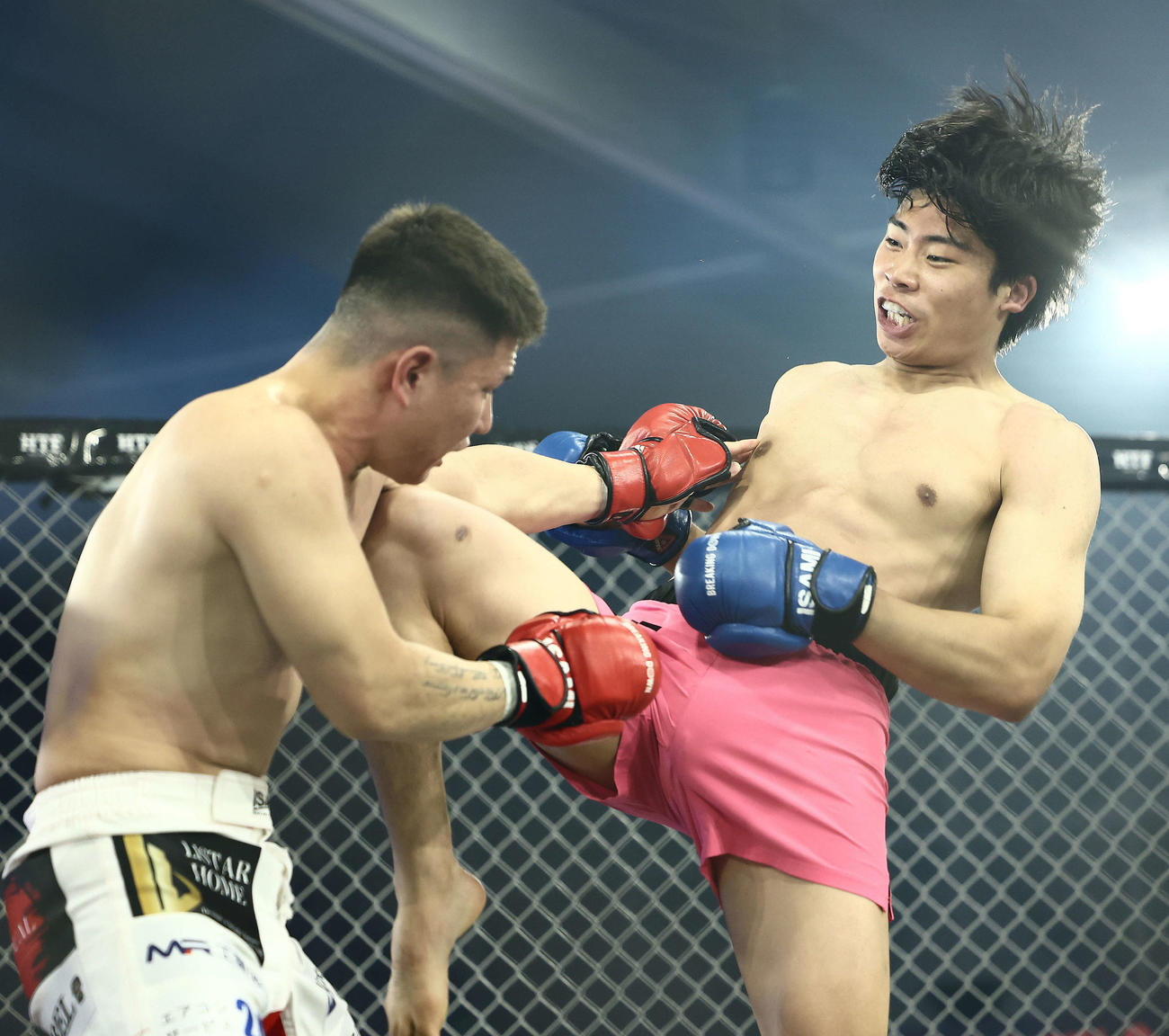 信原空（左）を攻めるミスター・ホンデ（撮影・河田真司）