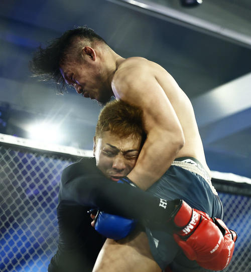 イ・サンイル(右)につかみかかる樋口武大(撮影・河田真司)