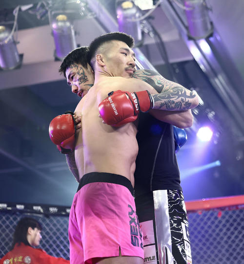 試合を終えたたえ合うキム・アムゲ(手前)と瓜田純士(撮影・河田真司)
