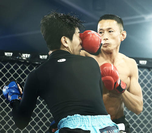 咲人(左)を攻める黒石高大(撮影・河田真司)