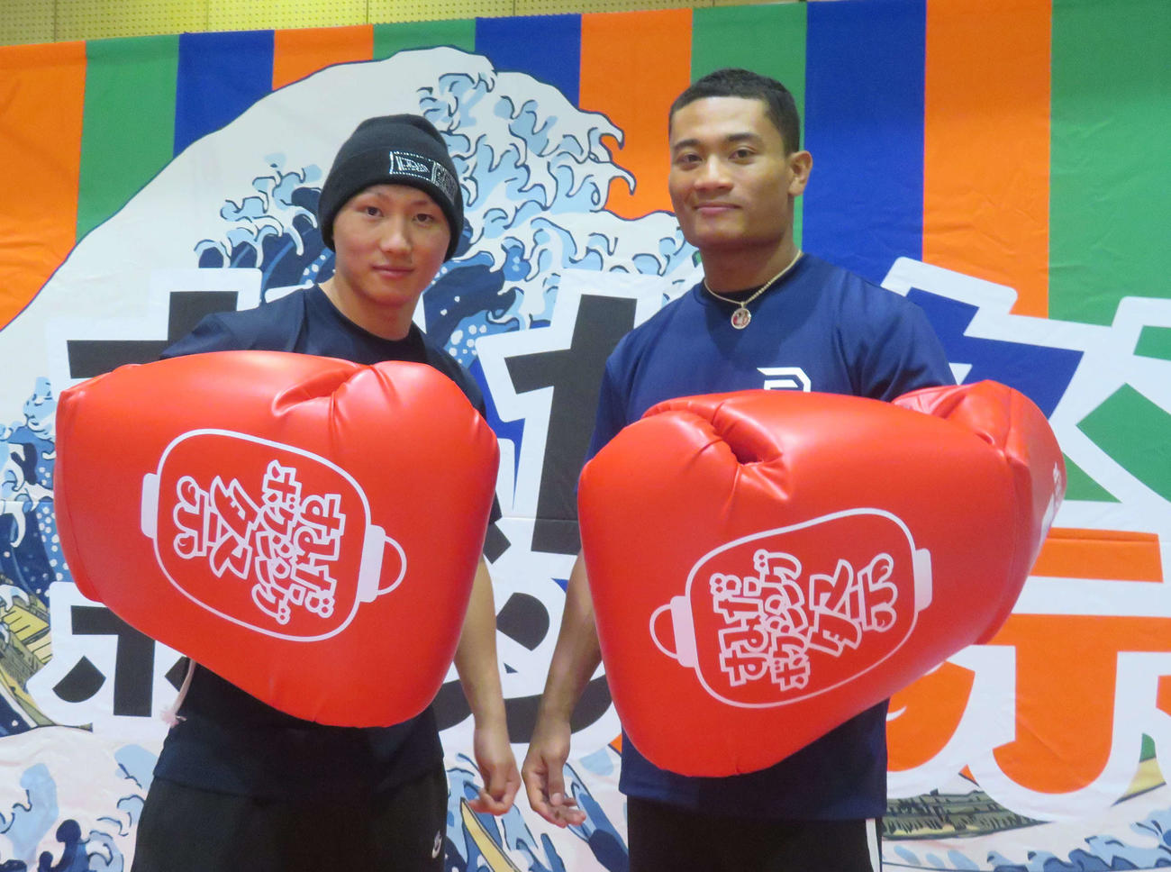 すみだボクシング祭り2023に参加した日本フェザー級王者松本圭佑（左）とWBOアジア・パシフィック・スーパーライト級王者平岡アンディ