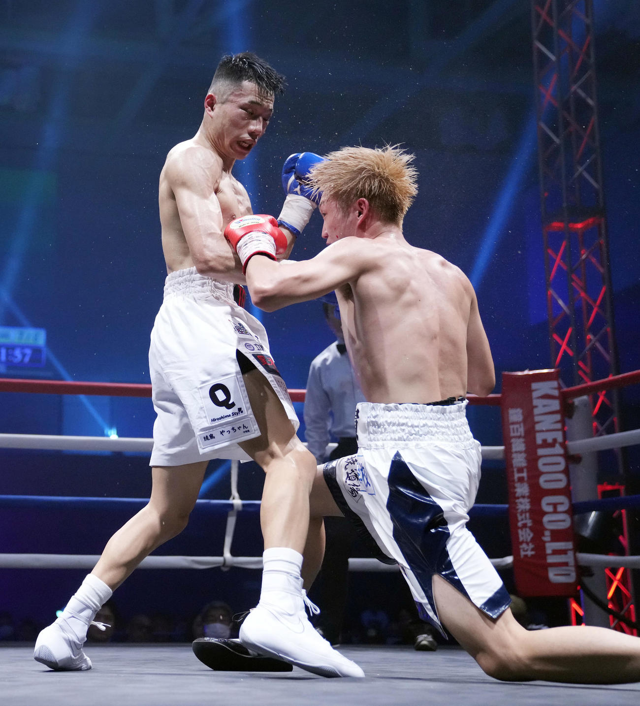 7回、富施（右）からダウンを奪う増田（撮影・狩俣裕三）