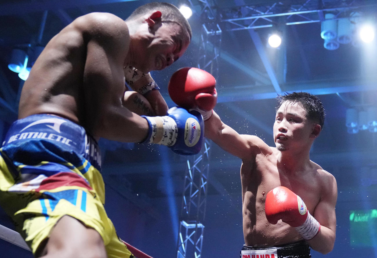 9回、ジェイ（左）に強烈な右フックを食らわす京口（撮影・狩俣裕三）