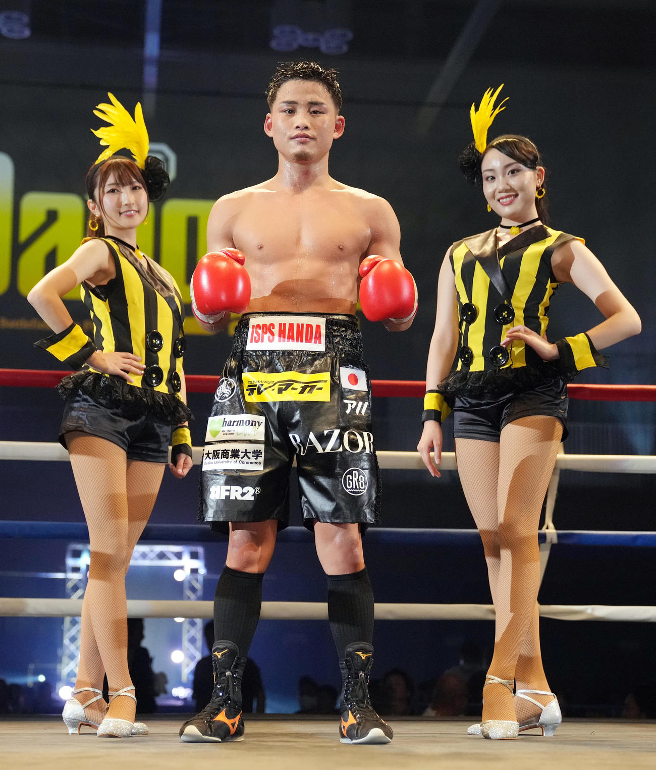 ジェイに判定勝ちし、ラウンドガールのRIHO（左）と大泉百華（右）と記念撮影する京口（撮影・狩俣裕三）