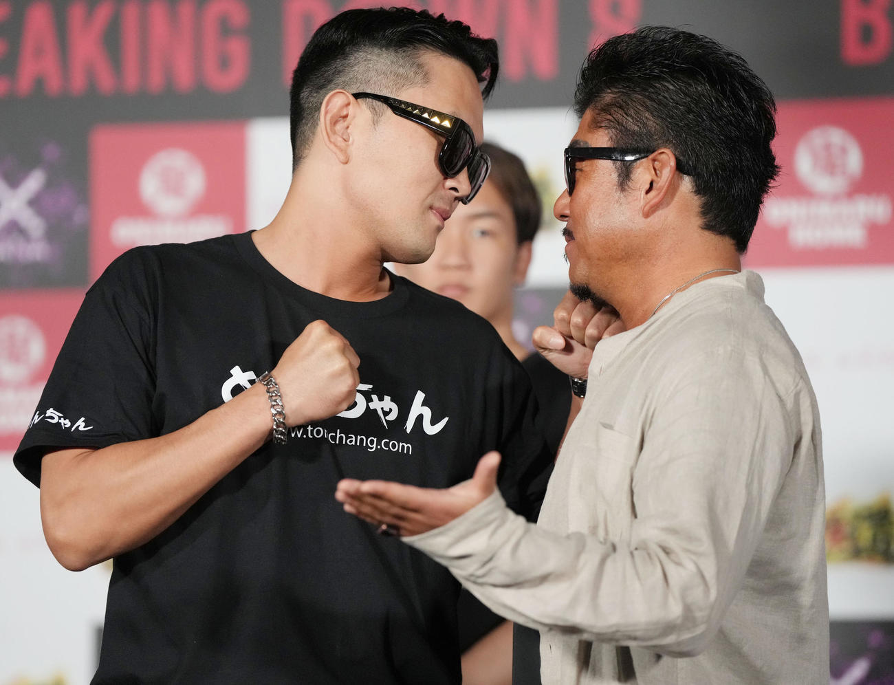 ブレイキングダウン8の前日会見でにらみ合うユン・ヒョンビン（左）とバン仲村（撮影・狩俣裕三）