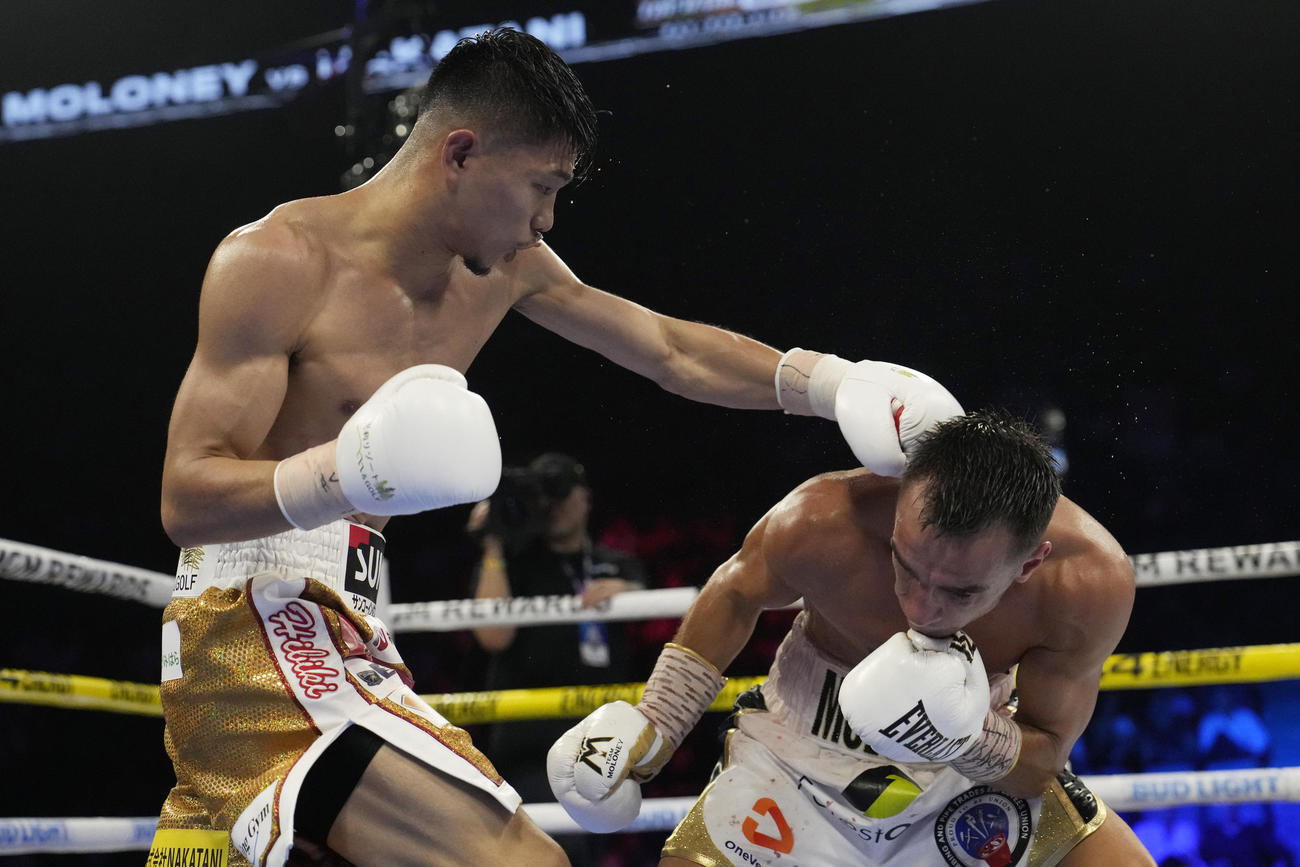 WBO世界スーパーフライ級王座決定戦でモロニー（右）と対戦する中谷（AP）