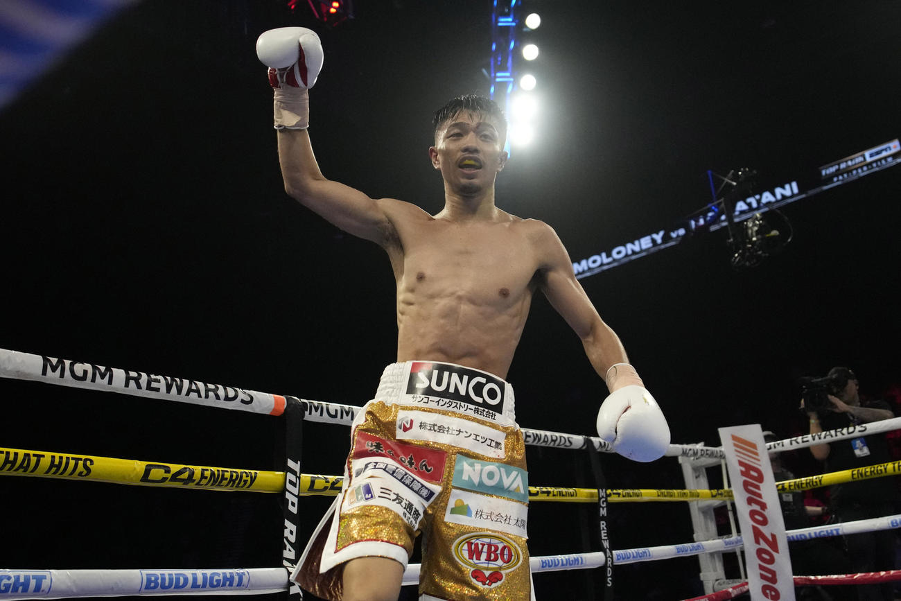 WBO世界スーパーフライ級王座決定戦でモロニーを倒して王座を獲得し祝福に応える中谷（AP）