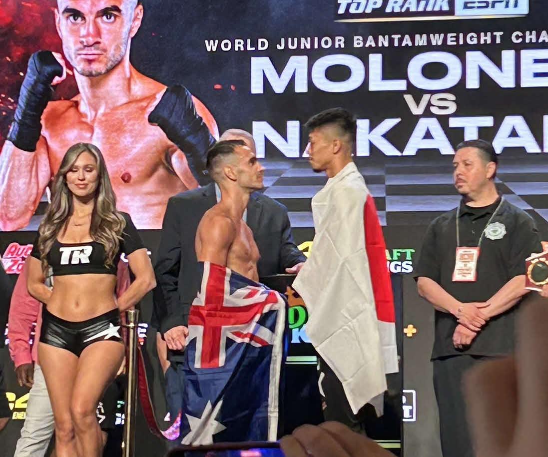 WBOスーパーフライ級王座を懸けて対戦する同級2位アンドルー・モロニー（左から2番目）とフェースオフした同級1位中谷潤人（同3番目）（M・Tジム提供）