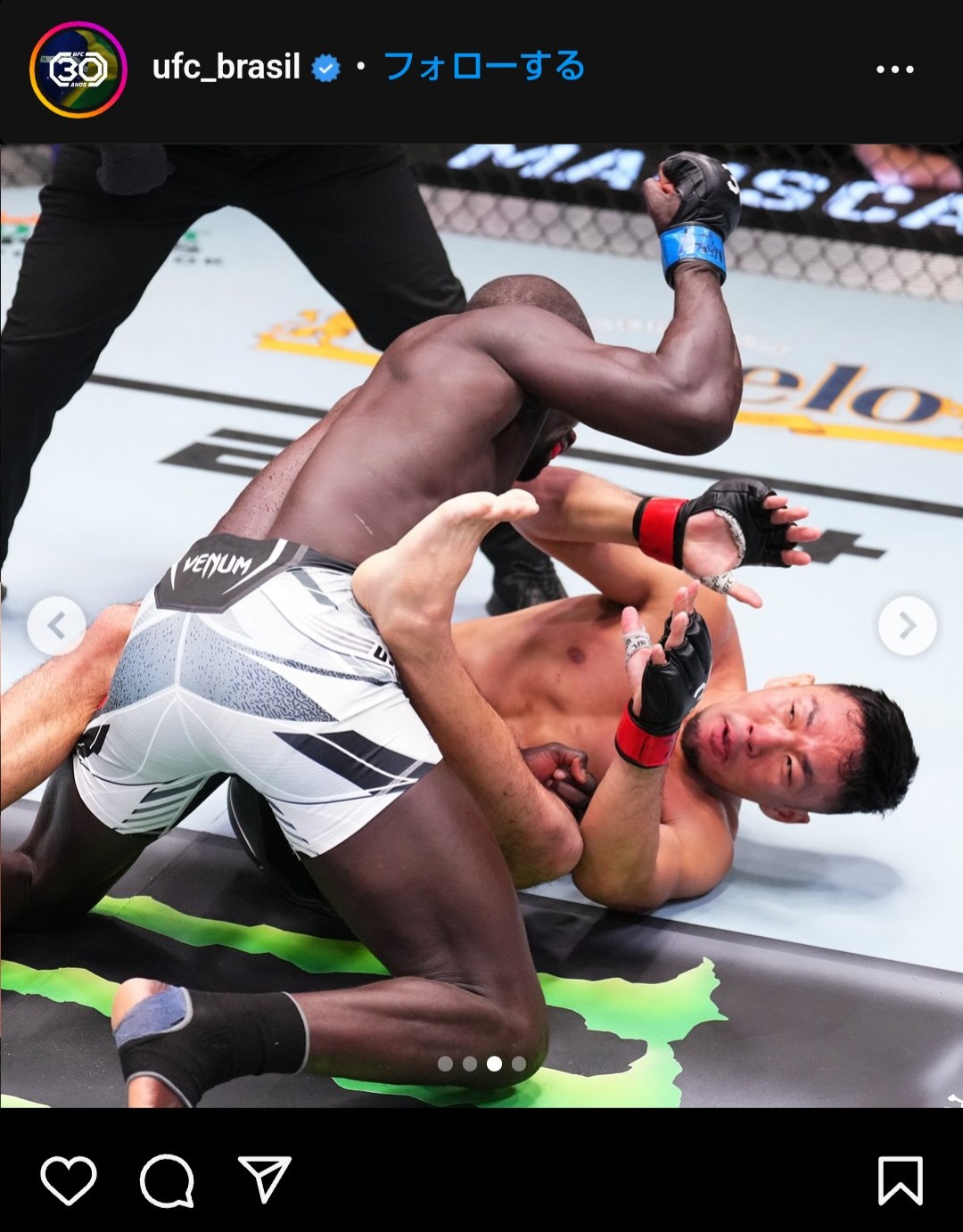 テンバ・ゴリンボ（上）からパウンドを狙われる佐藤天（UFCブラジル公式インスタグラムから）