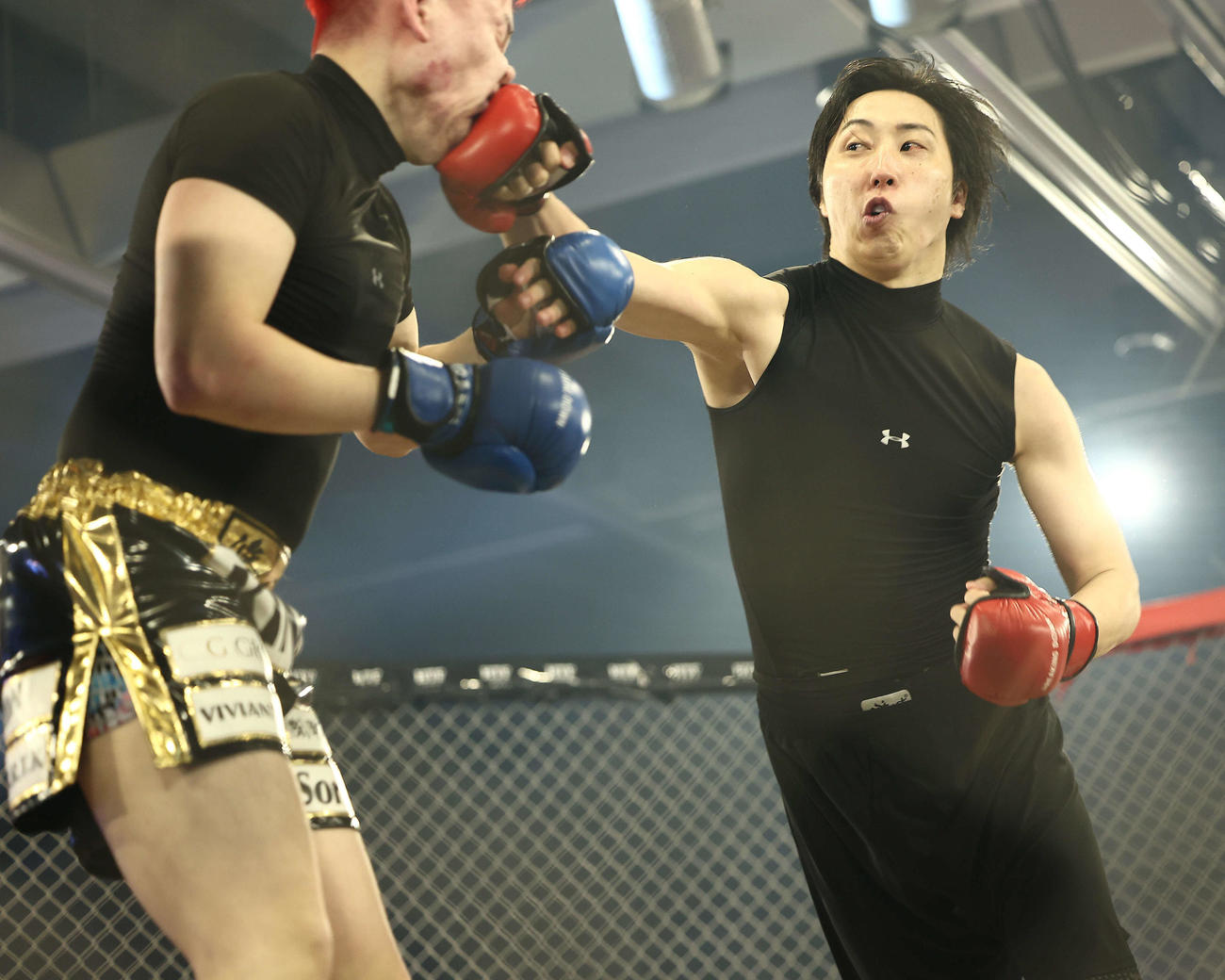 土屋悠太対溝口勇児　土屋悠太（左）にパンチを見舞う溝口勇児（撮影・河田真司）
