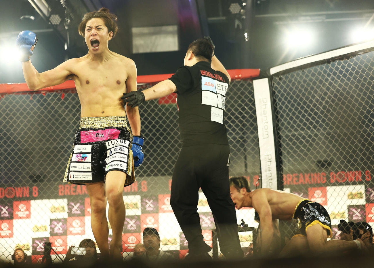 七原嘉輝対イヌイサン　七原嘉輝（左）はイヌイサンがらダウンを奪う（撮影・河田真司）