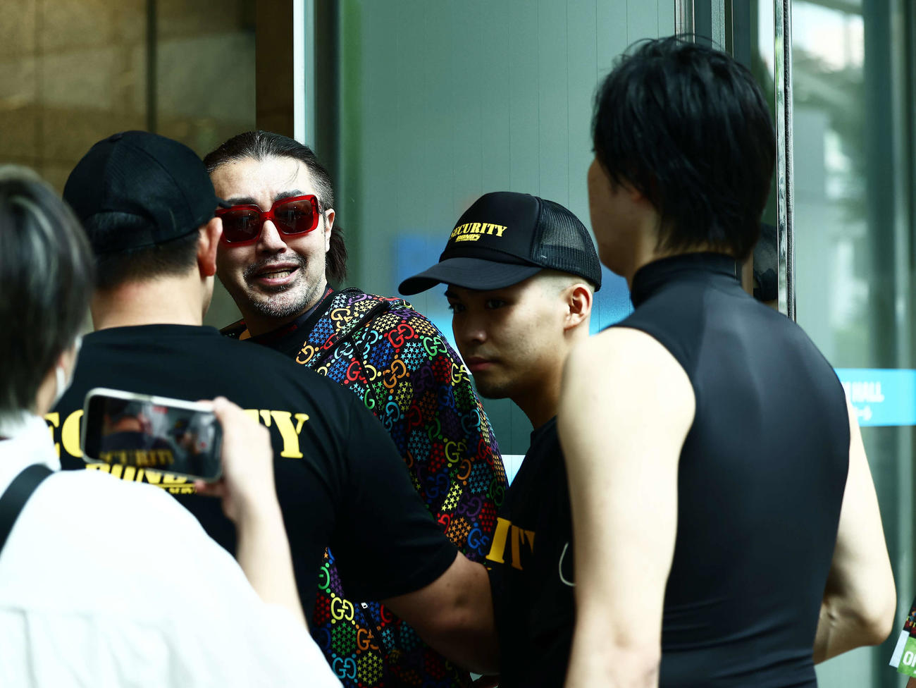 所沢のタイソンともめるごぼうの党の奥野卓志代表（撮影・河田真司）