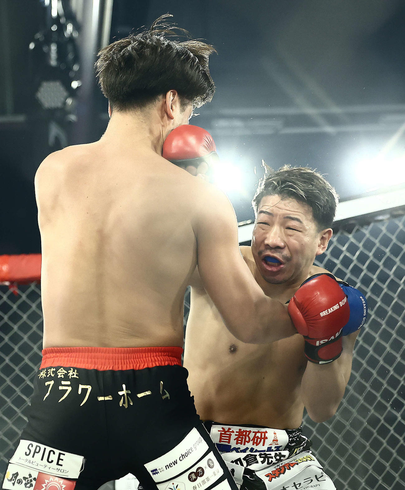 あきべぇ（左）を攻めるほっそん（撮影・河田真司）