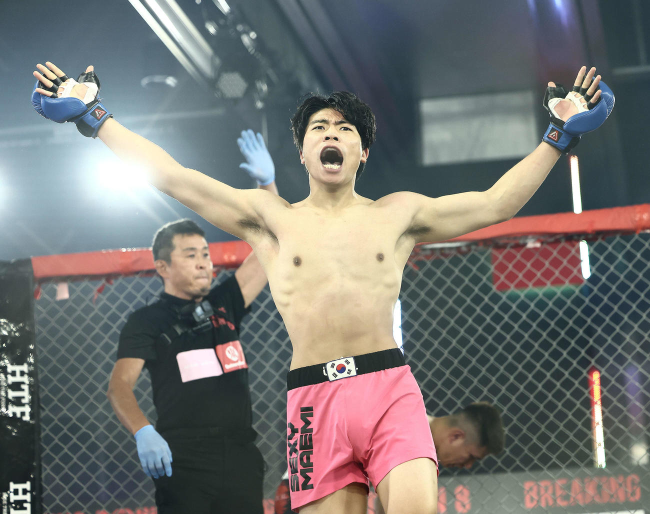 信原空（奥）に勝利するミスター・ホンデ（撮影・河田真司）