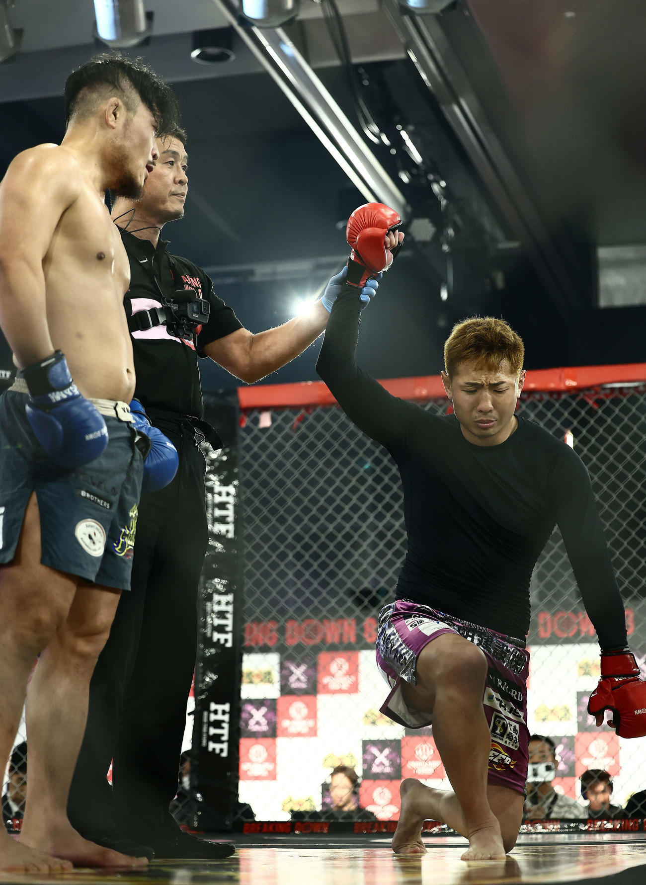 イ・サンイル（左）に判定勝利する樋口武大（撮影・河田真司）