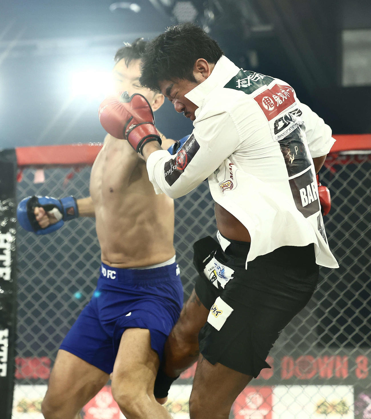 ユン・ヒョンビン（左）の攻めに耐えるバン仲村（撮影・河田真司）