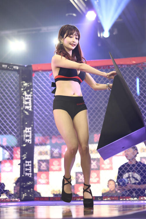 関谷勇次郎対かまる　試合後を彩るリングガール（撮影・河田真司）