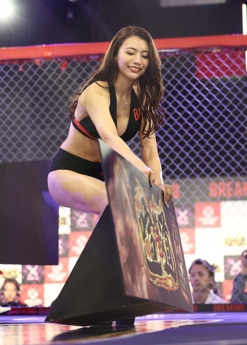 泉あお対いわち　試合後を彩るひかる（撮影・河田真司）
