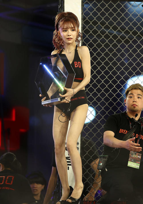 試合後を彩る平瀬あいり（撮影・河田真司）