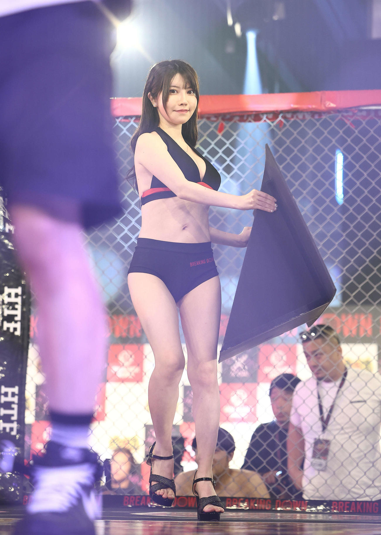 松井健対エドポロキング　試合後を彩るリングガール（撮影・河田真司）