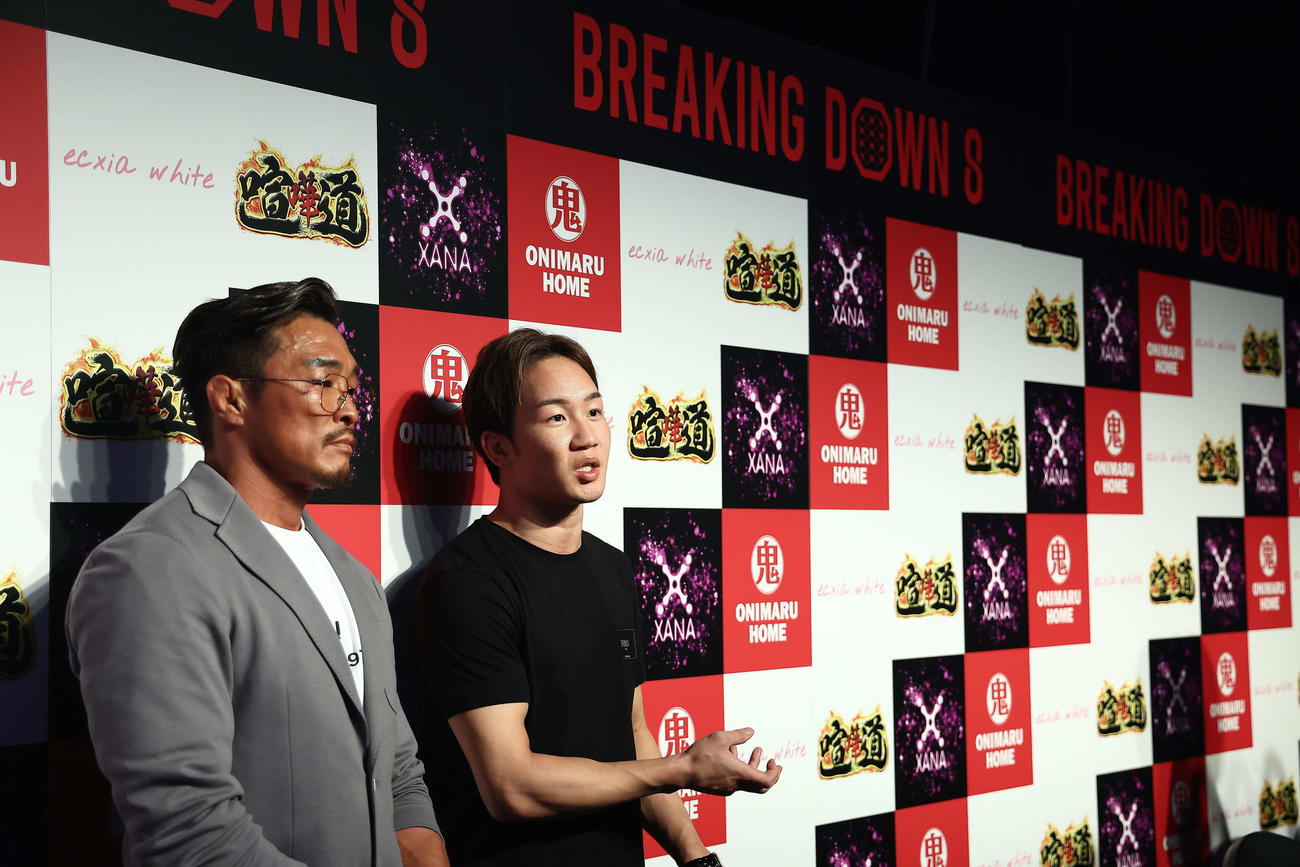 試合後、囲みに応じる秋山成勲（左）と朝倉未来（撮影・河田真司）