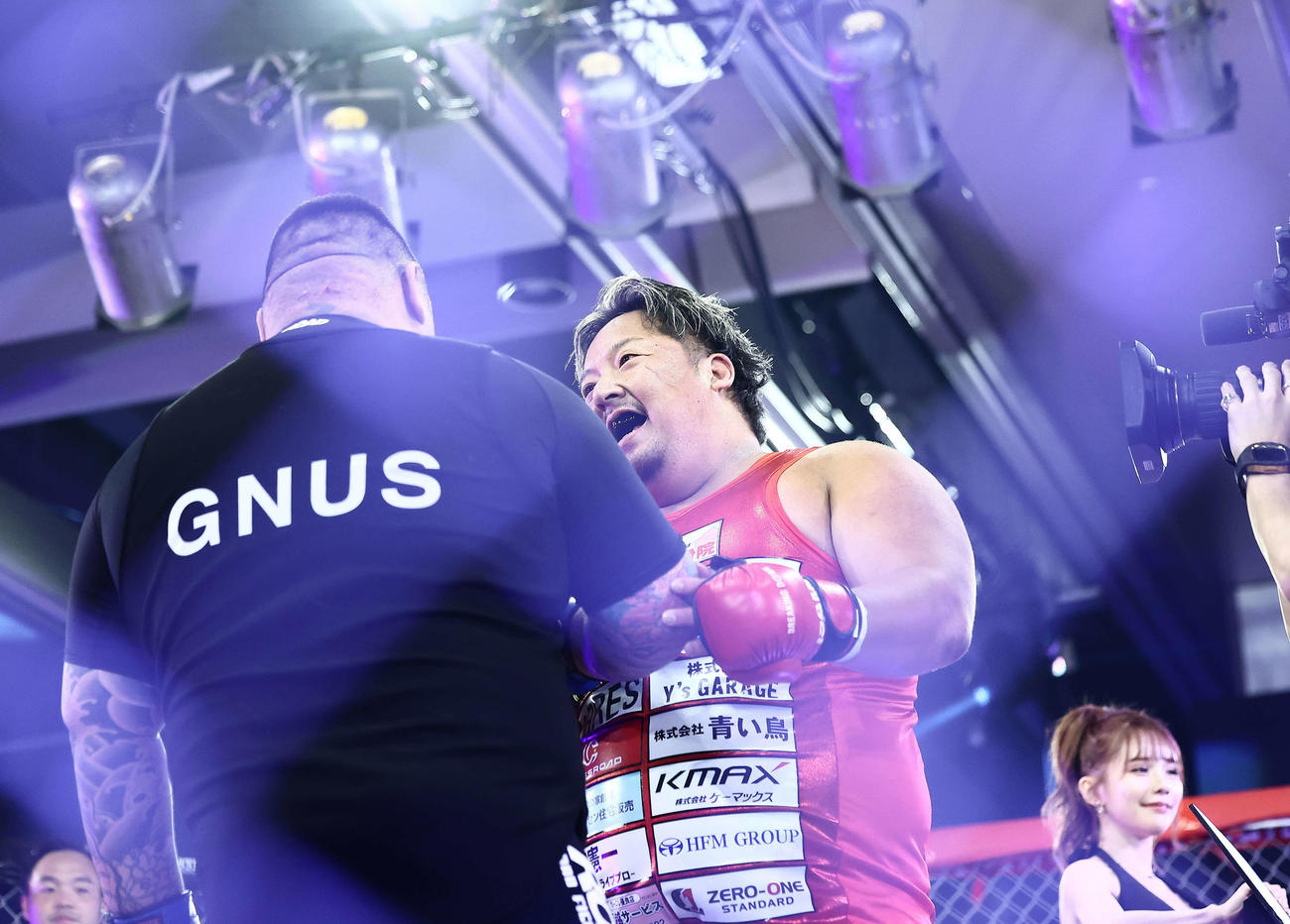 キム・ジェフン（左）に敗れ、あいさつするノッコン寺田（撮影・河田真司）