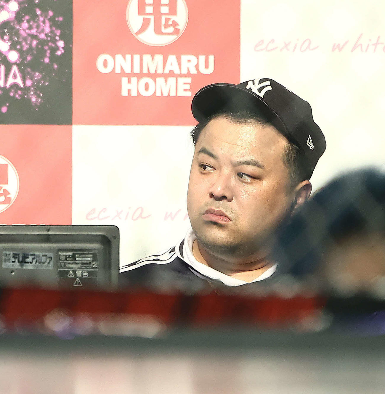 日韓戦を見るとろサーモン久保田かずのぶ（撮影・河田真司）