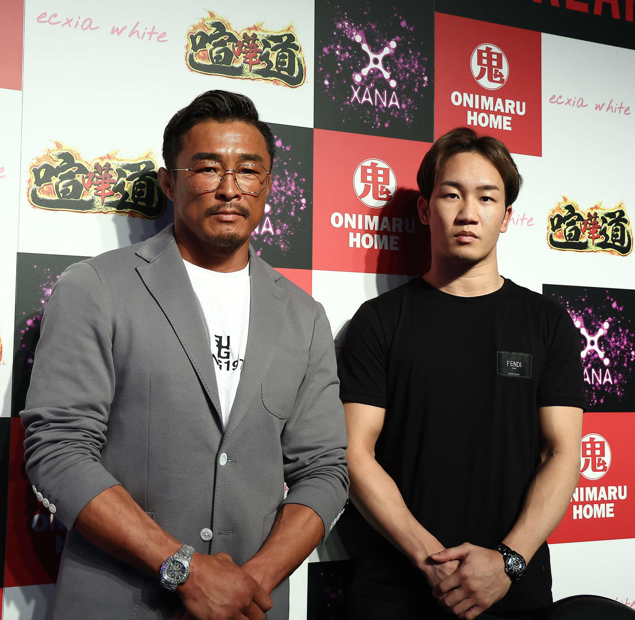 試合後、囲みに応じた秋山成勲（左）と朝倉未来（撮影・河田真司）