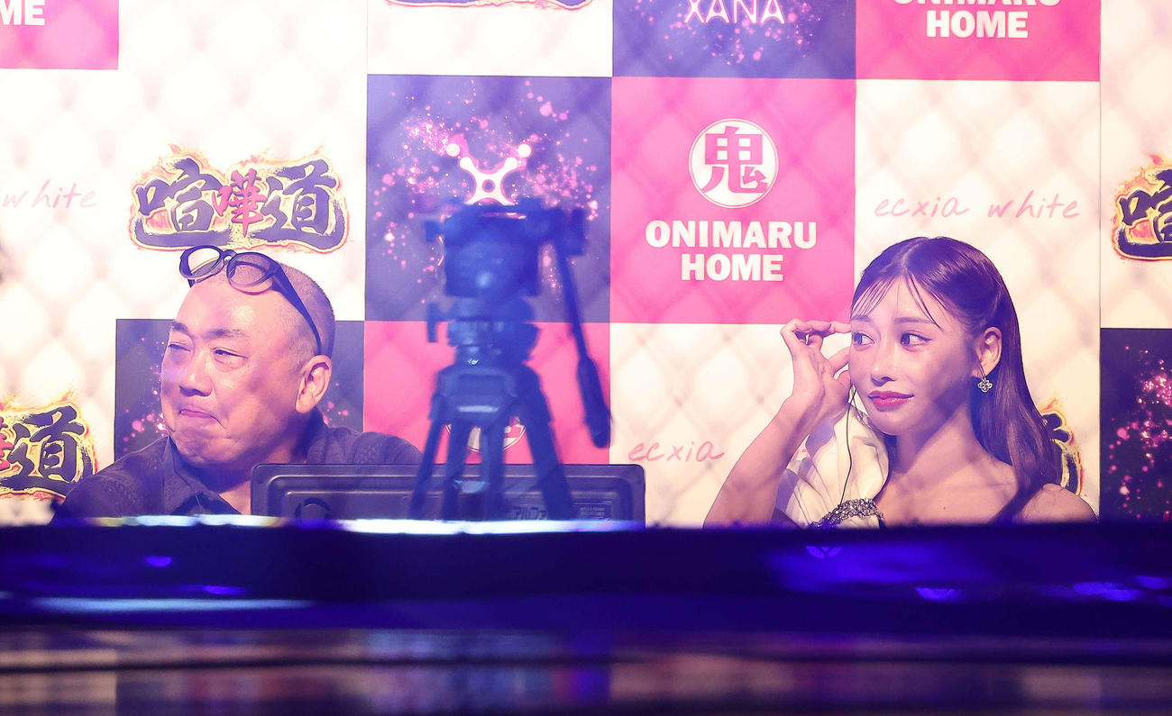 解説に臨む山本圭壱（左）と明日花キララ（撮影・河田真司）