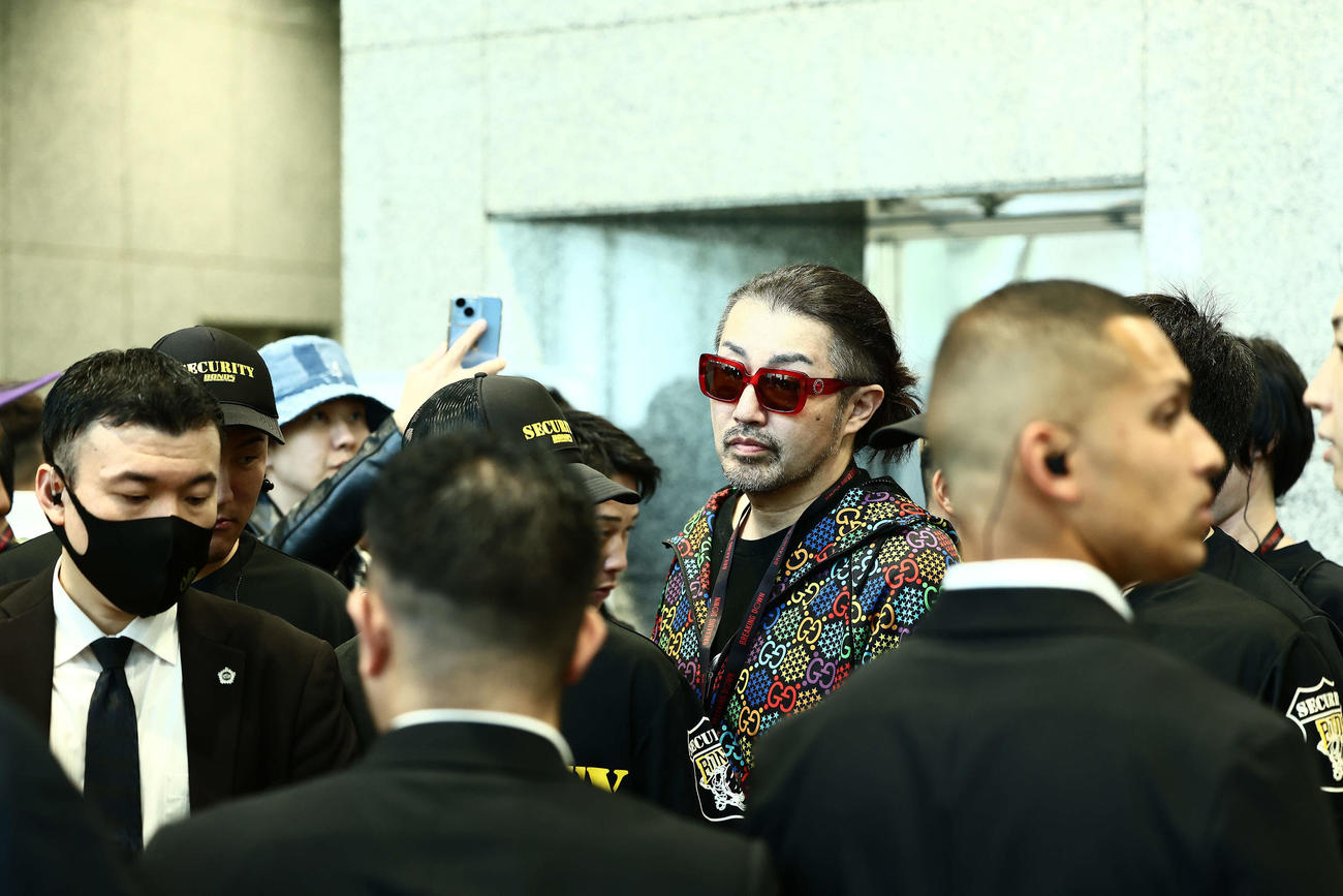 所沢のタイソンともめ、セキュリティーに囲まれるごぼうの党の奥野卓志代表（撮影・河田真司）