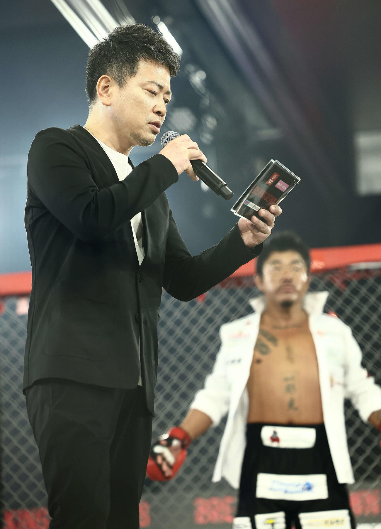 リングアナウンサーを務める宮迫博之（撮影・河田真司）