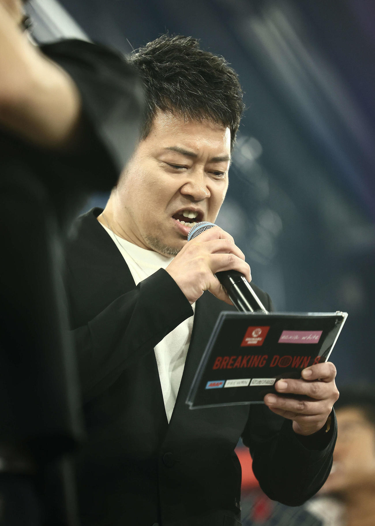 リングアナウンサーを務める宮迫博之（撮影・河田真司）