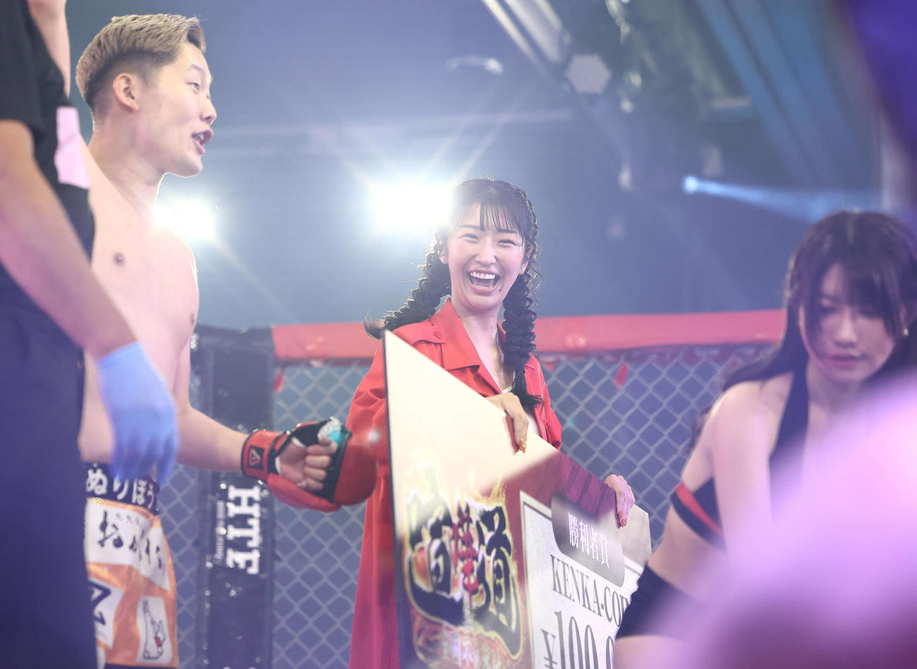 清水良太郎対ぬりぼう試合後、笑顔でリングに上がる喧嘩道ガール（撮影・河田真司）