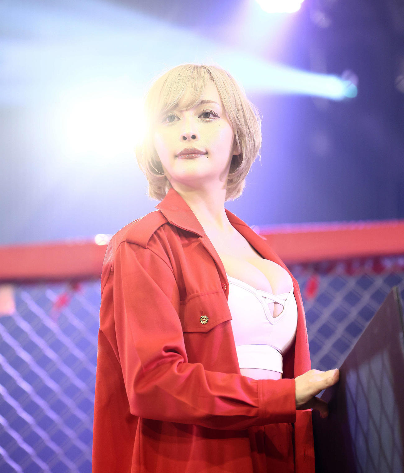 虎之介対としぞう　試合後、リングに上がる喧嘩道ガールズの立川みくの（撮影・河田真司）