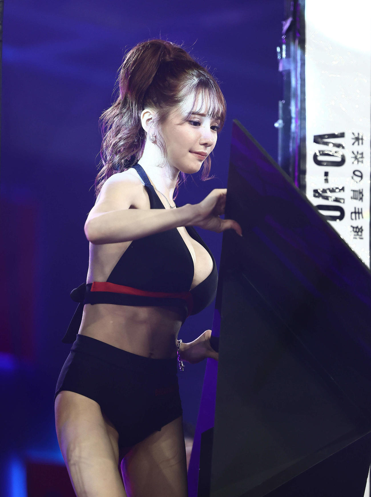 ジョン・ジェイル対しょう油ニキ　試合後リングに上がる平瀬あいり（撮影・河田真司）