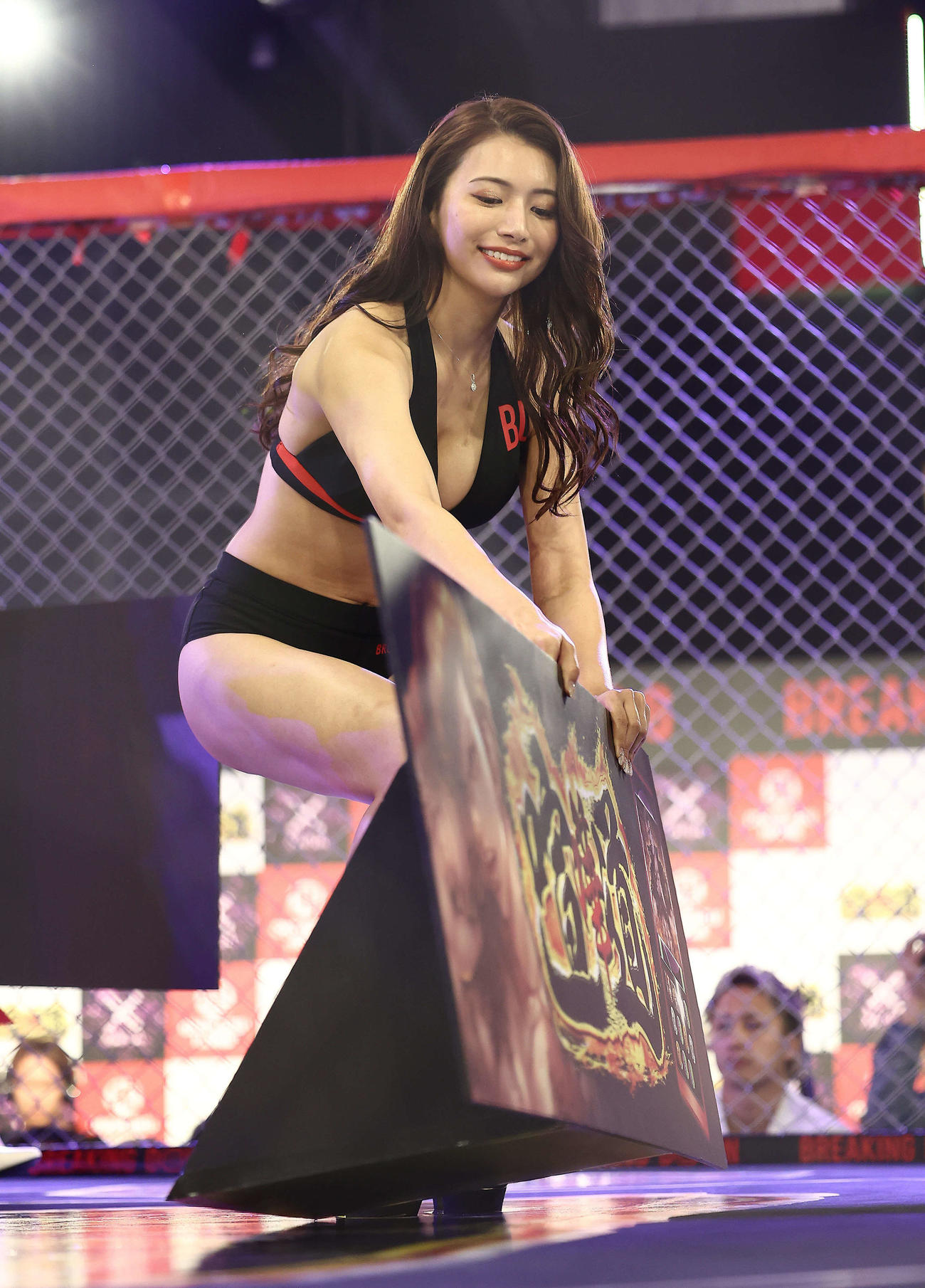 泉あお対いわち　試合後を彩るさゆり（撮影・河田真司）