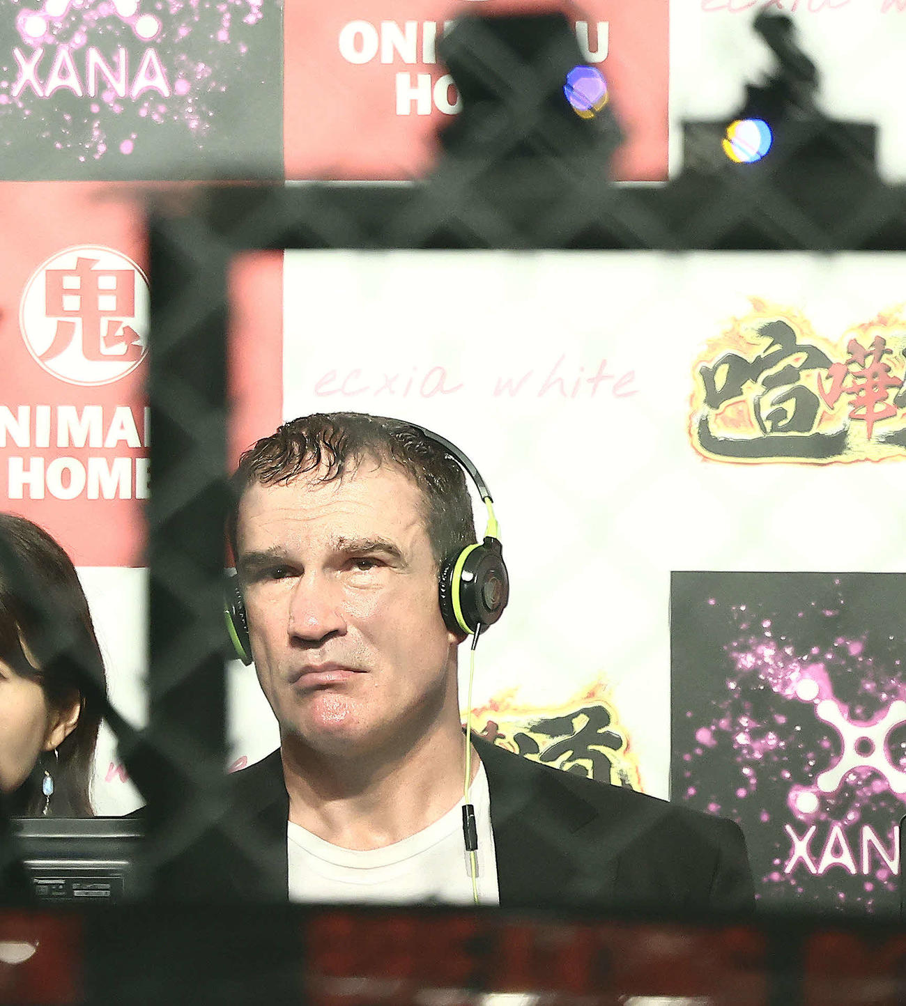 日韓戦を見つめるピーター・アーツ（撮影・河田真司）