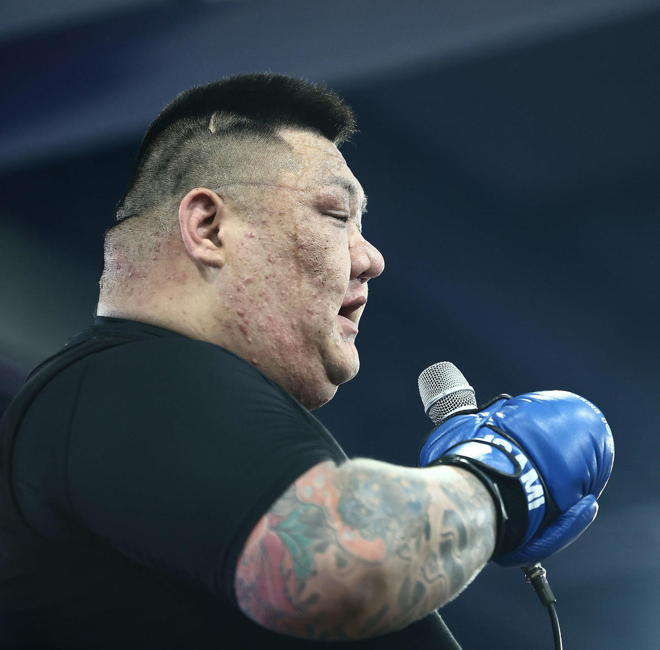 試合後、マイクパフォーマンスするキム・ジェフン（撮影・河田真司）