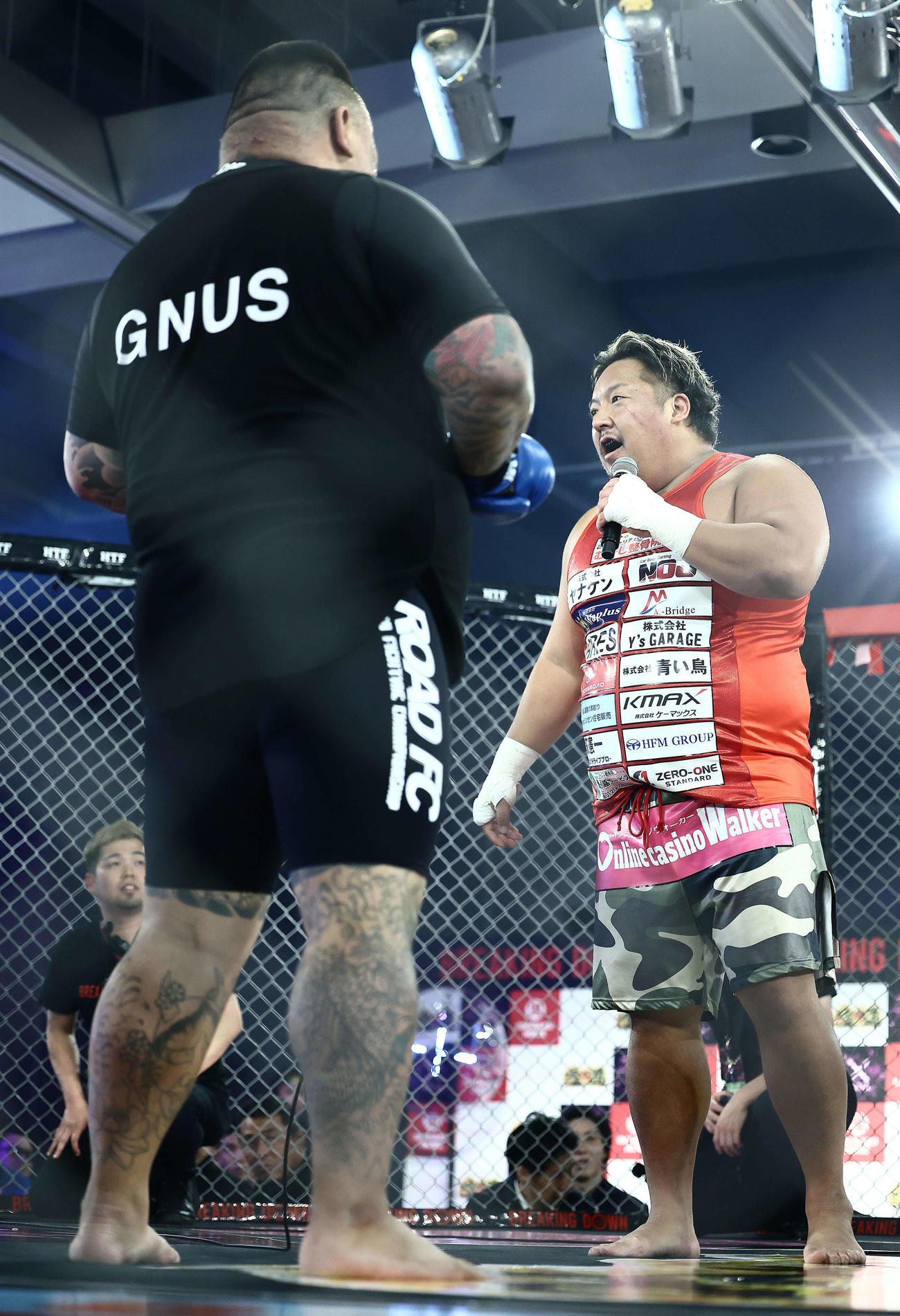 試合後、キム・ジェフン（左）に呼び戻されリングに上がるノッコン寺田（撮影・河田真司）