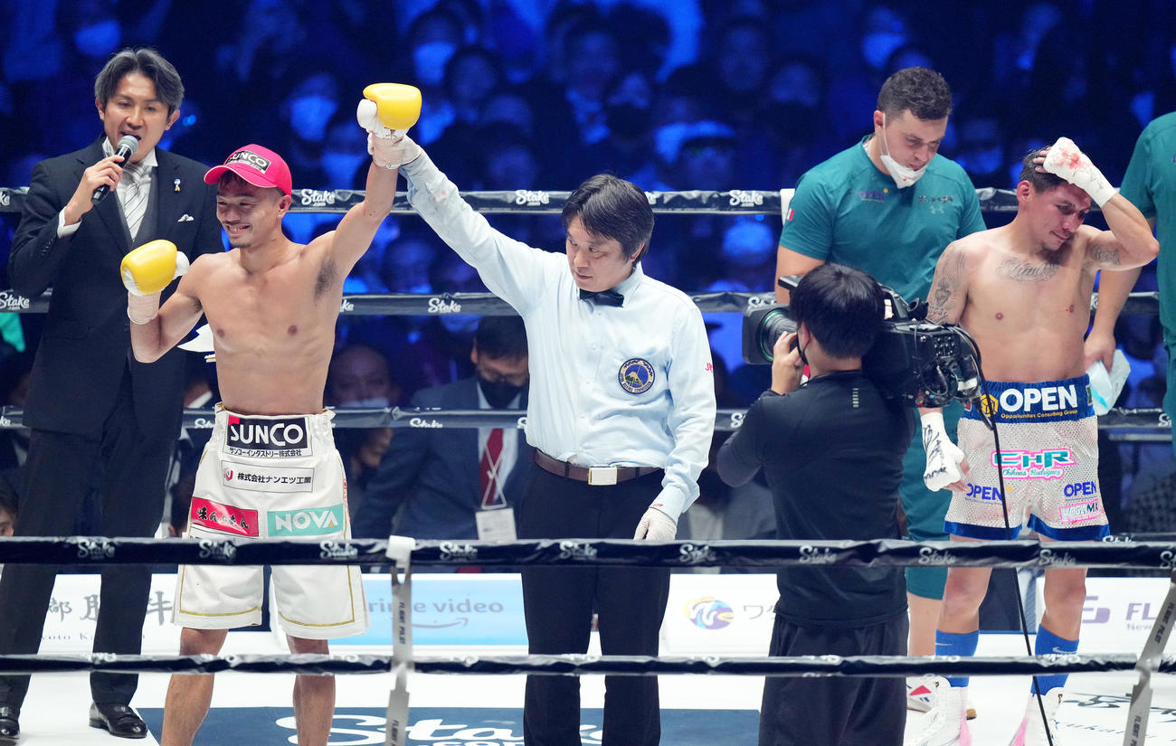 2022年11月、ロドリゲスに勝利し、笑顔でガッツポーズを見せる中谷潤人