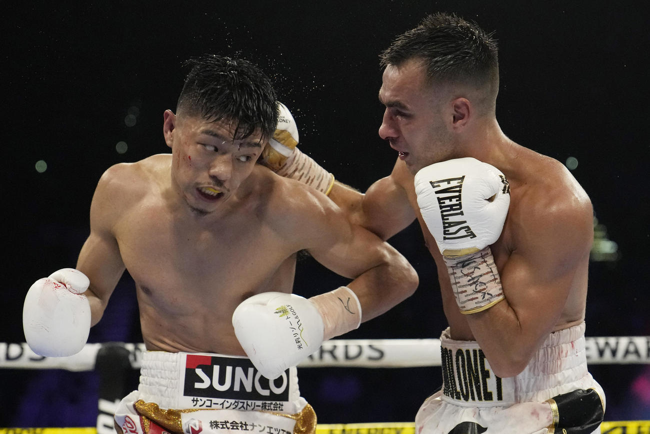 WBO世界スーパーフライ級王座決定戦でモロニー（右）と対戦する中谷（AP）
