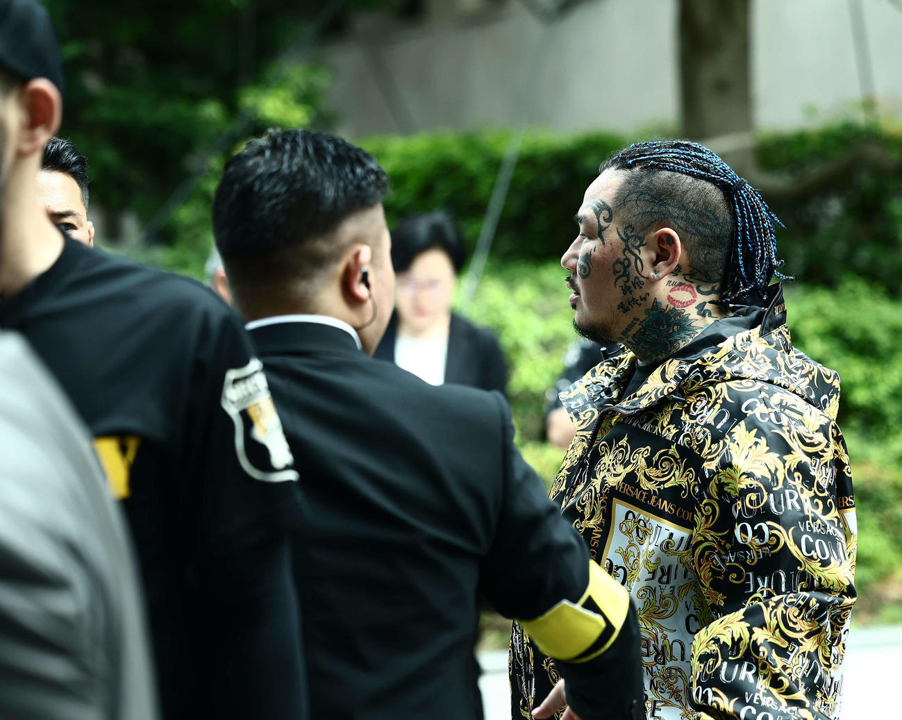 5月20日、ごぼうの党の奥野卓志代表ともめる所沢のタイソン（右）