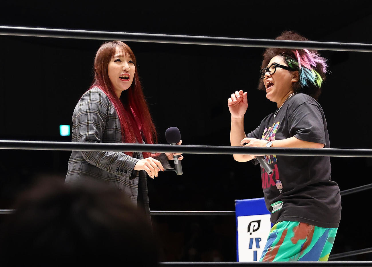木村花メモリアルマッチ「Pinx！」の試合前、あいさつするジャングル叫女（左）と木村花さんの母響子さん（撮影・垰建太）