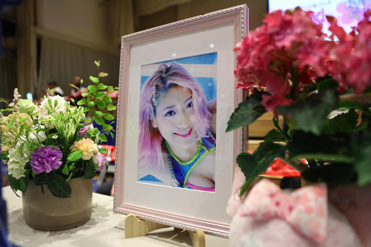 木村花メモリアルマッチ「Pinx！」の会場に置かれた木村花さんの遺影（撮影・垰建太）