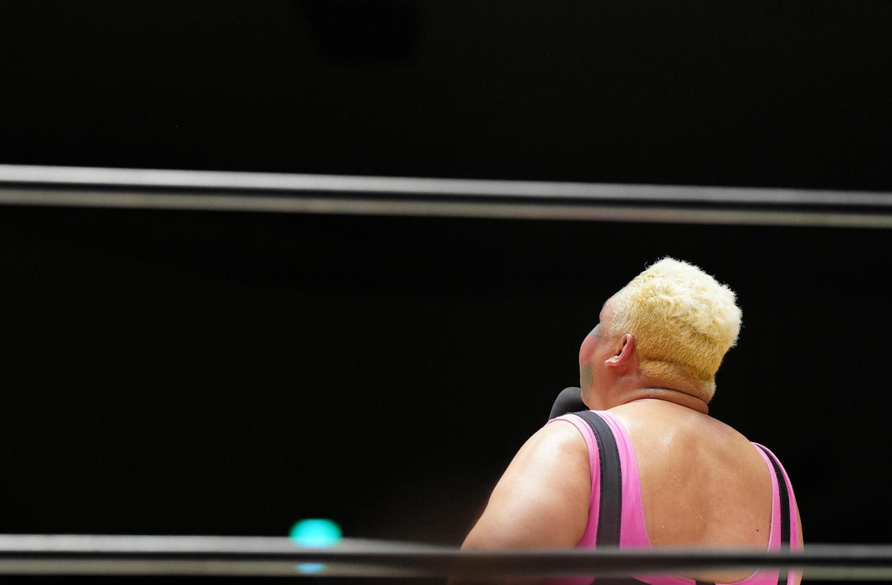 試合後、天を見上げ故木村花さんに語りかけるアジャコング（撮影・垰建太）