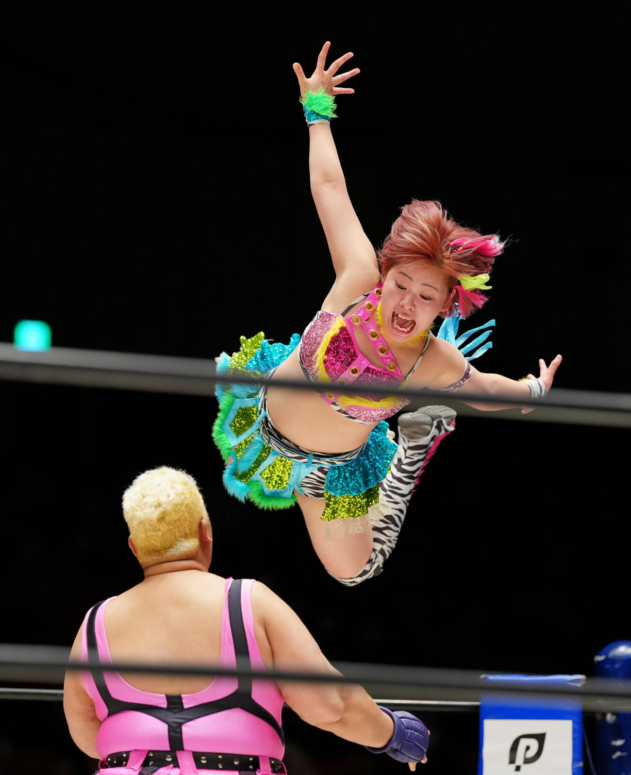 コーナーからアジャコング（手前）に飛びかかる桃野美桜（撮影・垰建太）