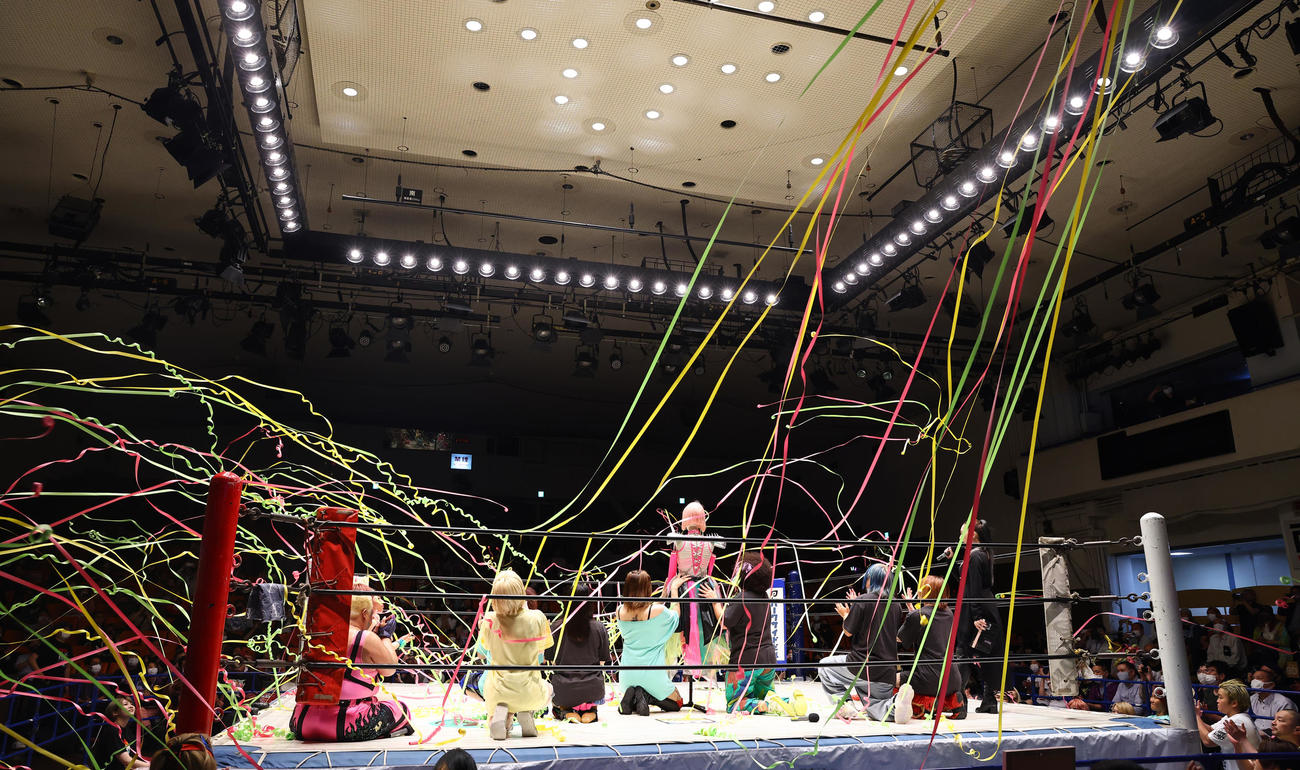 出場者がリングに上がり木村花さんのコールで紙テープが舞う（撮影・垰建太）